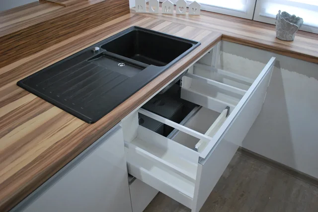 Granitový dřez v dřevěné desce a výsuv s tříděním odpadu