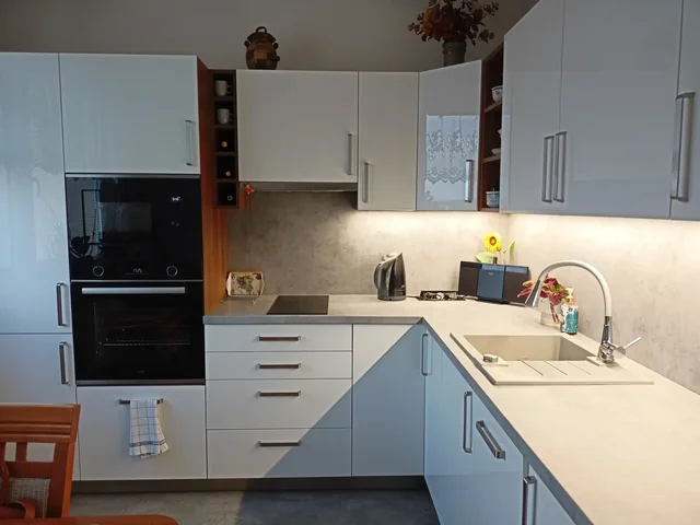Kuchyň do L se světlou pracovní deskou a rohovým dřezem