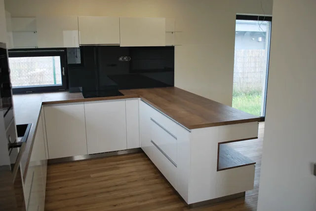 Kuchyň do U s dřevěnou deskou a vestavěnými spotřebiči