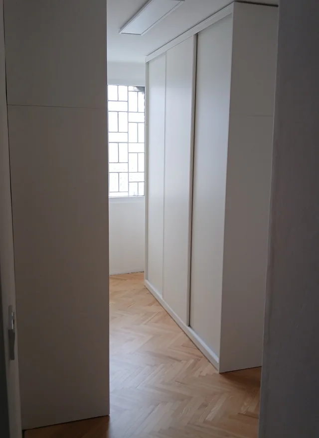 Chodba s vestavěnými skříněmi až ke stropu