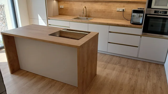 Ostrůvek s dřevěnou deskou a varnou deskou, pohled od okna