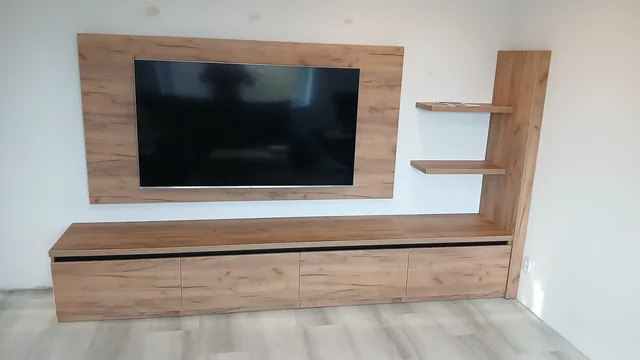 Televizní stěna s dřevěným panelem a nízkou skříňkou