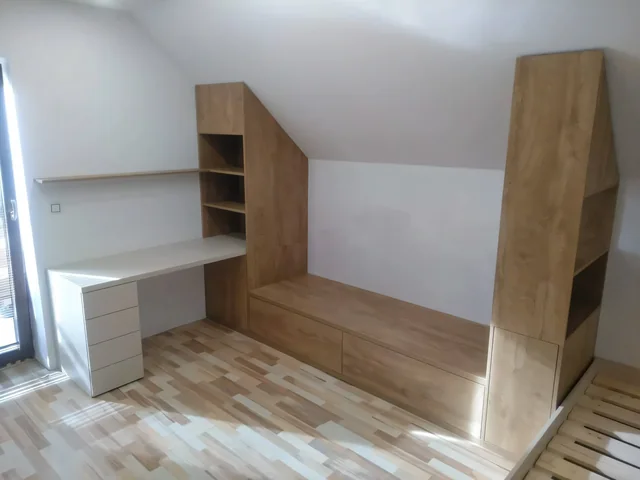 Dětský pokoj s psacím stolem, policemi a vyvýšeným lůžkem