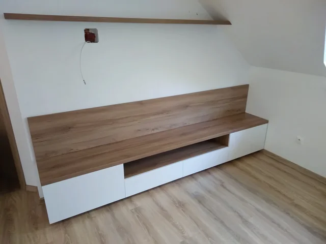 Obývací pokoj s vestavěnou lavicí a úložným prostorem pod ní