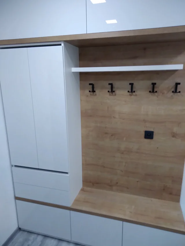 Předsíňová sestava s dřevěným obkladem, věšáky a lavicí