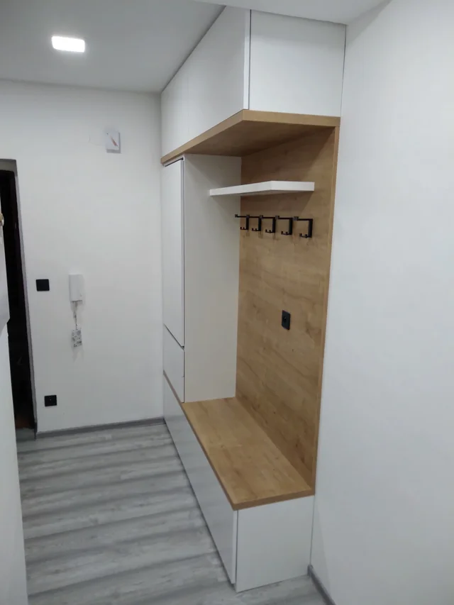 Předsíň s lavicí, věšákovou stěnou a vysokou skříní