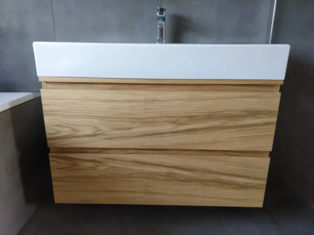 Závěsná koupelnová skříňka s dřevěnou čelní plochou